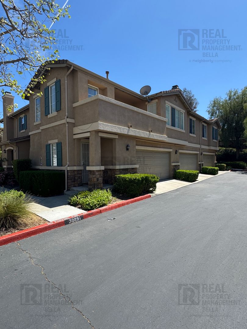 Murrieta House: 39891 Millbrook Way