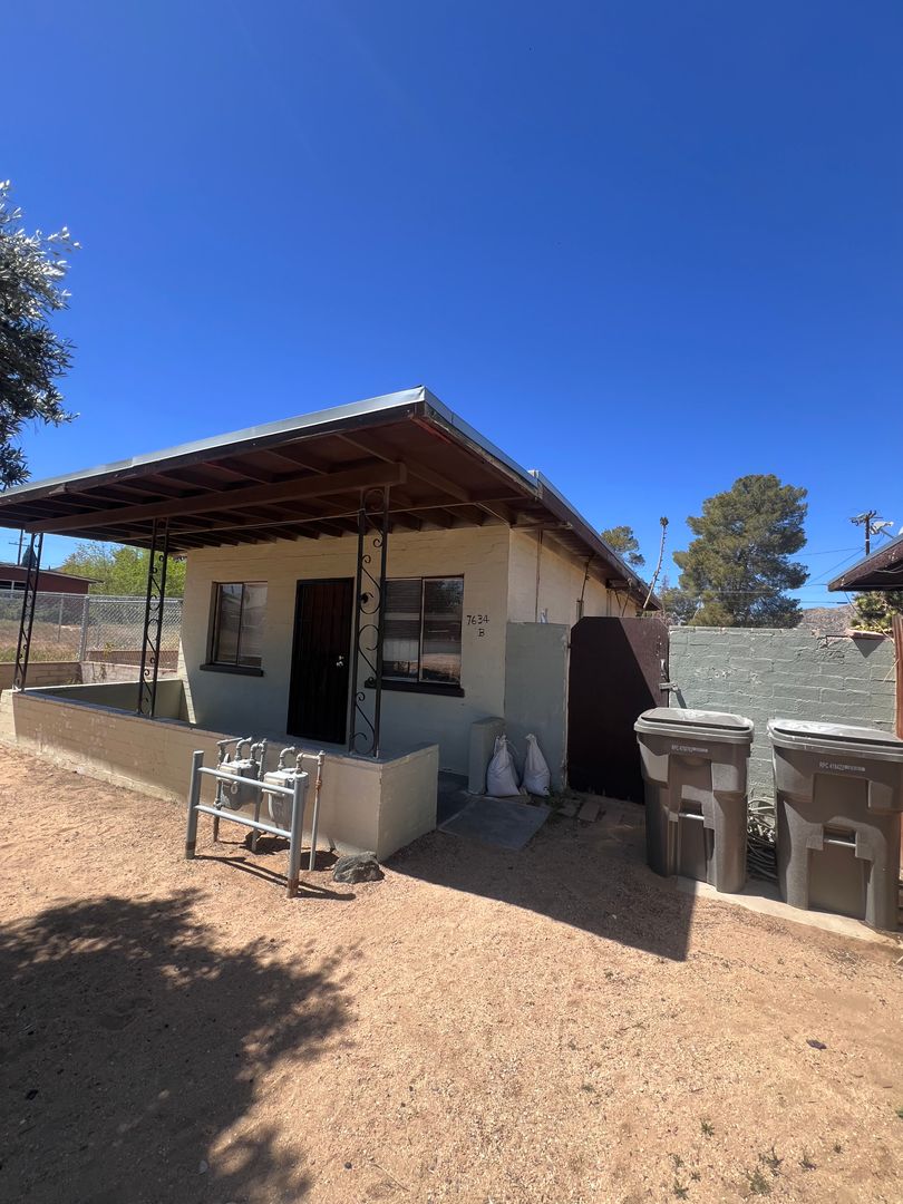 Yucca Valley House: 7634 Fox Trail #B