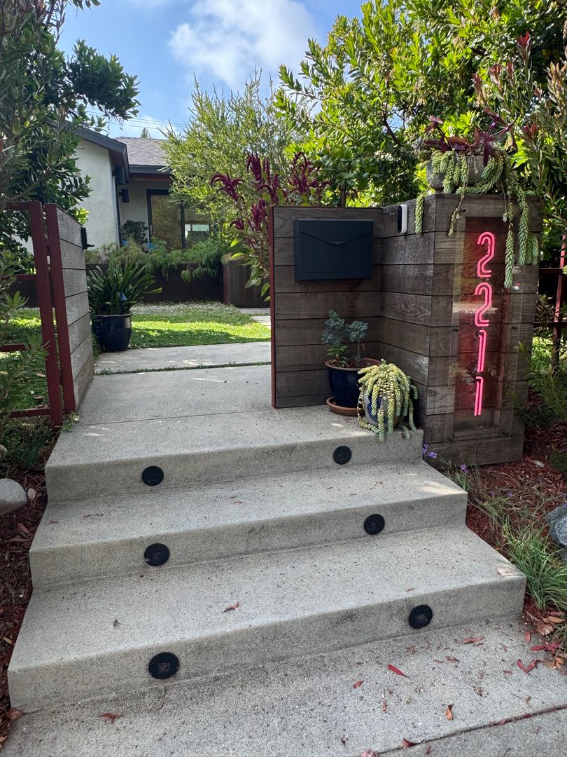 Santa Monica House: 2211 Ashland Ave