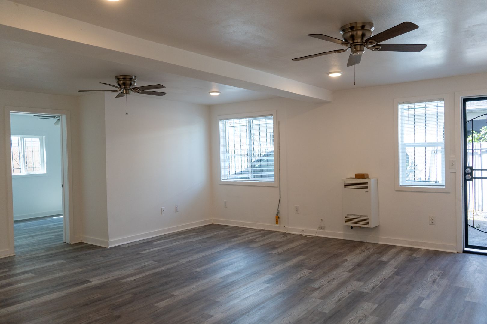 Los Angeles Apartment: 1210 E 68th St