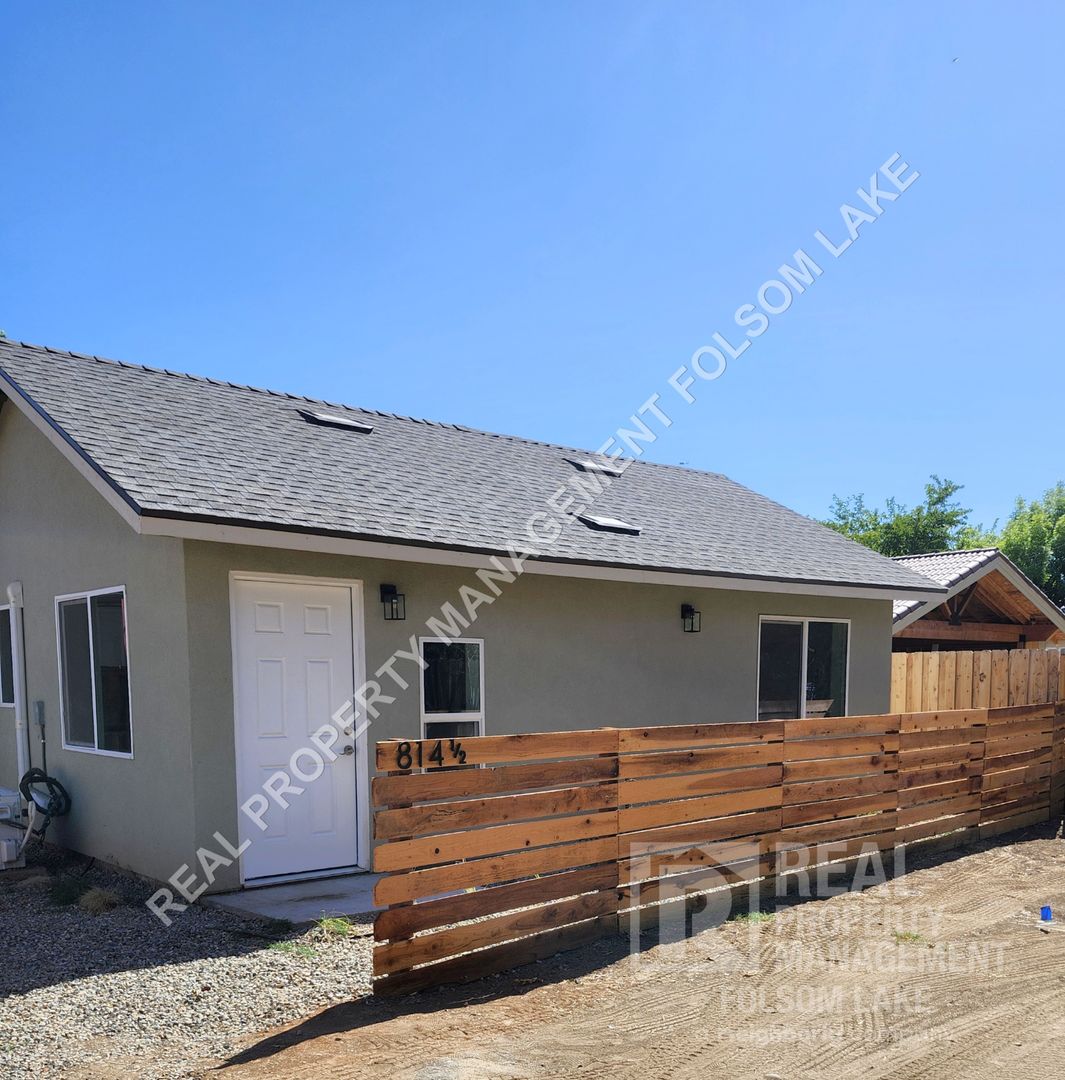 Folsom House: 814 1/2 Rumsey Way