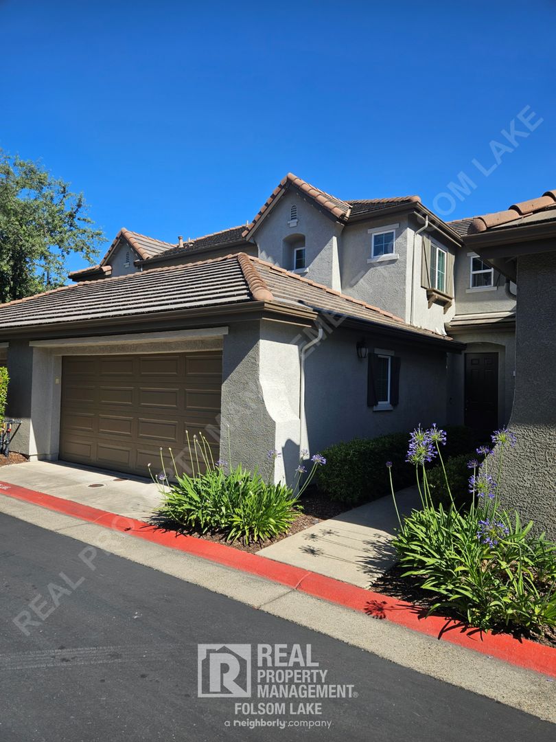 Folsom House: 104 Rodin Ln
