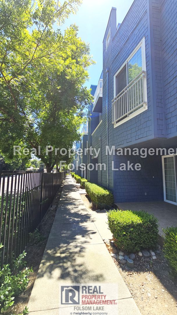 West Sacramento House: 405 Harriet Ln