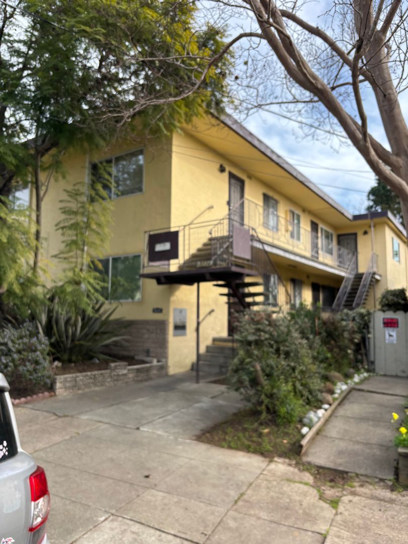 Oakland Condo: 3234 Maple Ave -