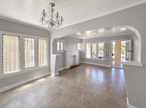 Bright 1-Bedroom with New A/C Near USC, DTLA & Exposition Park – photo 1