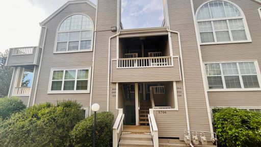Comfortable 2-Bedroom Condo with Fireplace, Garage & Community Pool in Lakewood – photo 1