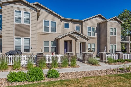 Beautiful Townhome in the desirable Weston Neighborhood – photo 1
