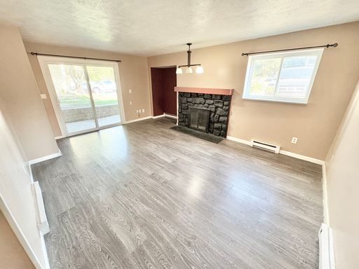 Ground-Level 2BR Condo with Fireplace, Walk-In Closet & Community Pool in Meadow Hills – photo 1