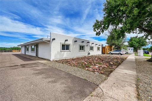 Beautifully Remodeled 2 Bedroom Near Downtown Colorado Springs! – photo 1