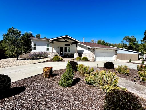 Beautiful centrally located home – photo 1