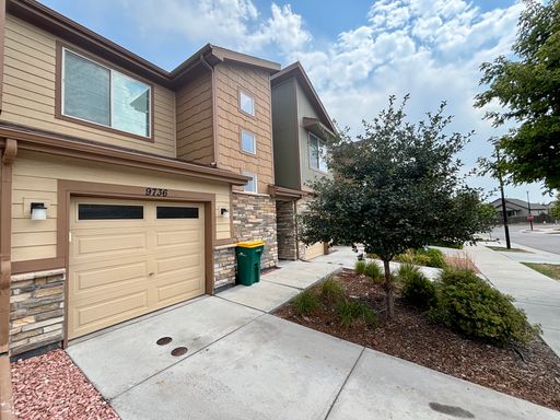 Stunning and Spacious 3-Bed Townhome – photo 1