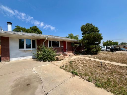 Spacious 6 Bedroom Home with Finished Basement, Large Yard & Easy Denver Access – photo 1