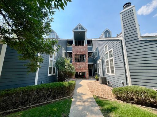 Beautiful 2 Bedroom Condo with Garage & In-Unit Washer & Dryer – photo 1