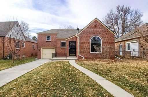 Charming 3-Bedroom Bungalow with a Spacious Yard in the Hale Neighborhood! – photo 1