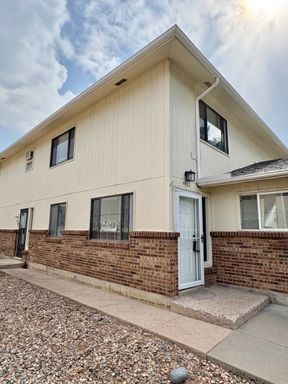 Beautiful 2-Bedroom Townhome for Rent in Lakewood | Wadsworth & Hwy 285 – photo 1