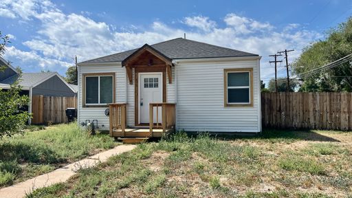 House with oversized garage and huge fenced backyard in Denver for rent – photo 1