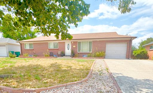 Spacious 3BR Home with Finished Basement, Large Flex Spaces & Fenced Yard in Sunny Vale – photo 1