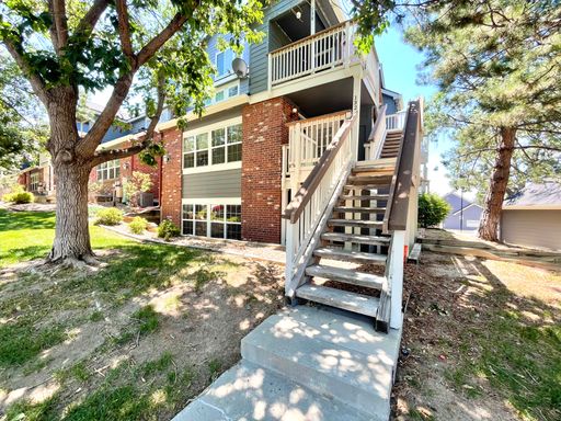 Modern Aurora Condo with Quartz Finishes, Balcony & Convenient Location – photo 1