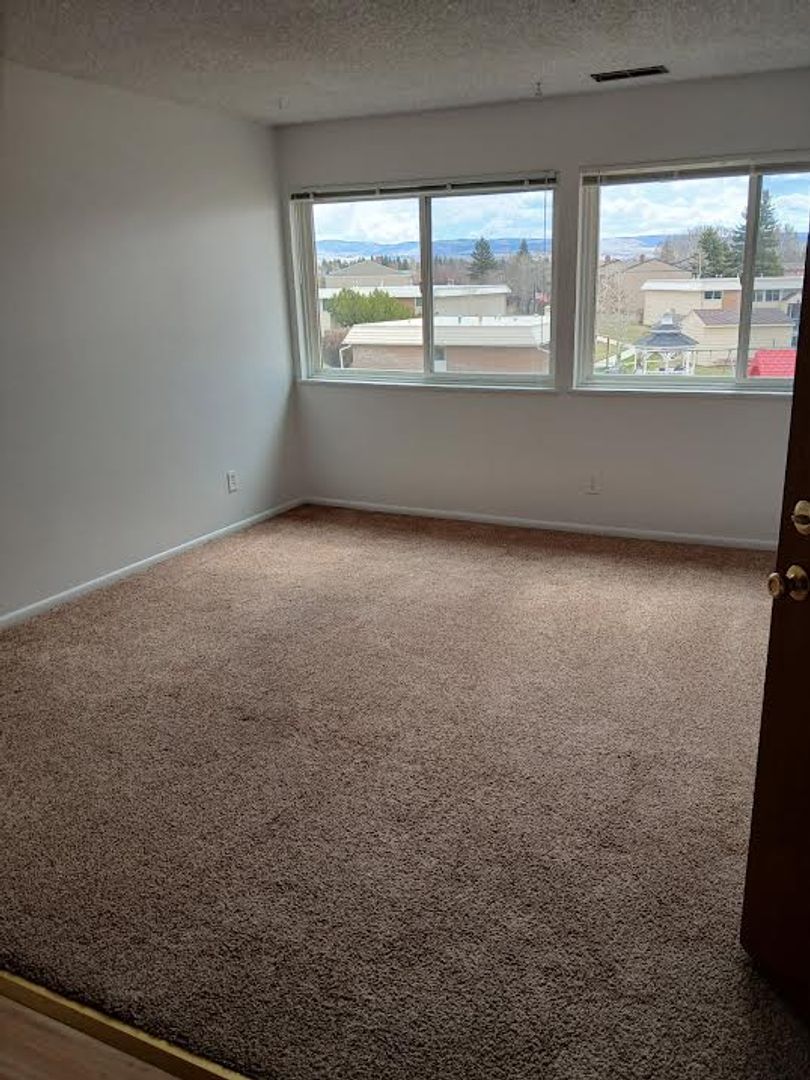 Laramie Apartment: 1617 Person St & 1622 S 17th St