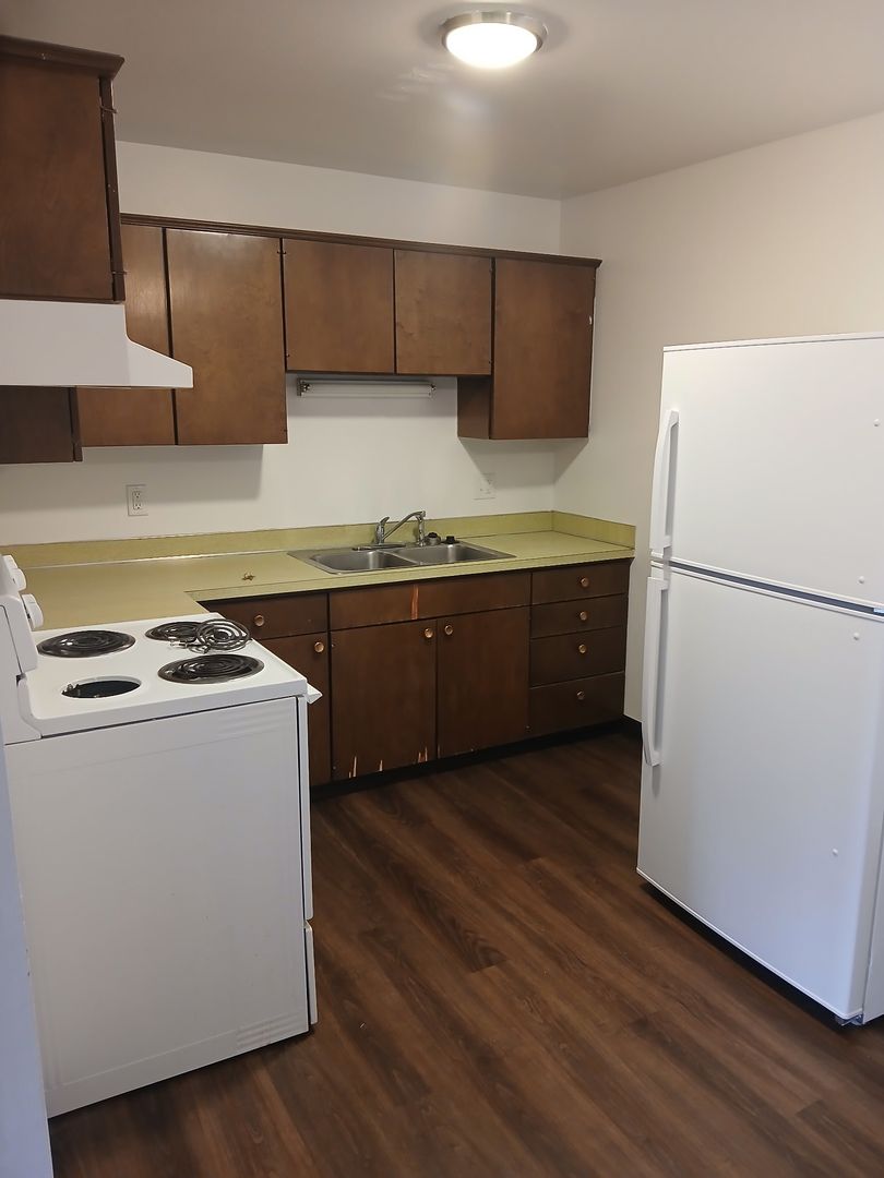 Laramie Apartment: 1617 Person St & 1622 S 17th St