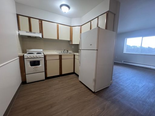 End unit 2 Bedroom, 1 Bathroom Apartment! – photo 1