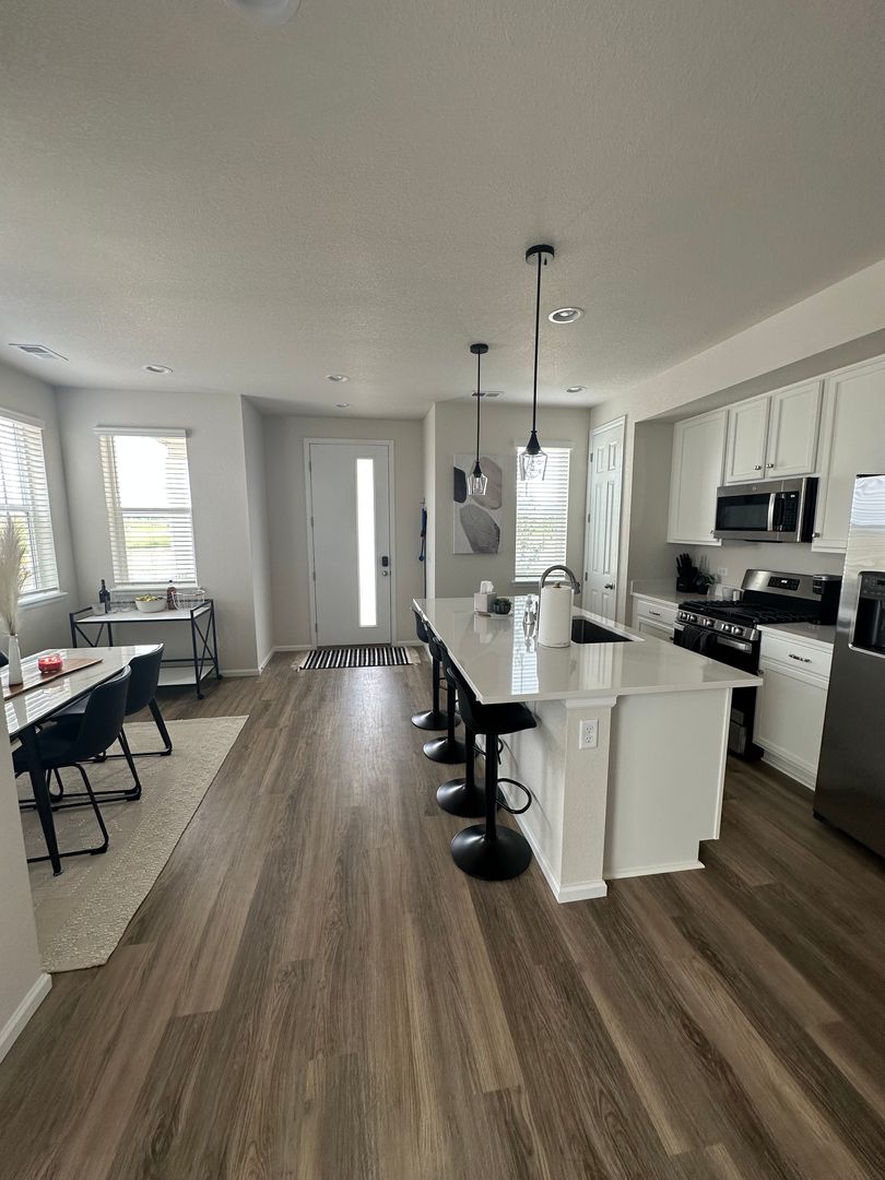 Loveland House: 6222 Kinston Pkwy