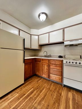 2 Bedroom, 1 Bathroom Apartment Available Now! – photo 1