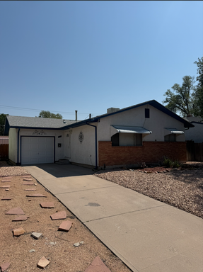 Cozy 3-Bedroom Home with Spacious Fenced Yard & Garage – photo 1