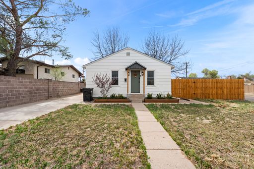 Charming 1 Bed 1 Bath Home with Large Fenced Yard – photo 1