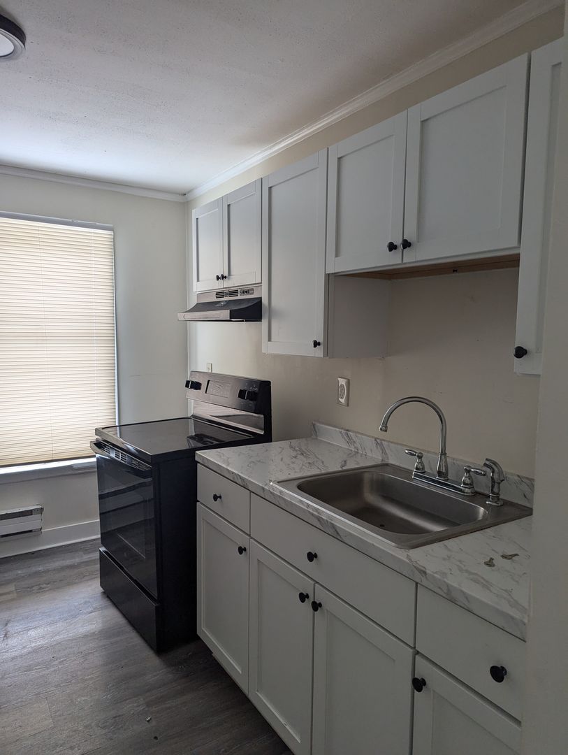 Willington Apartment: 10B Village St