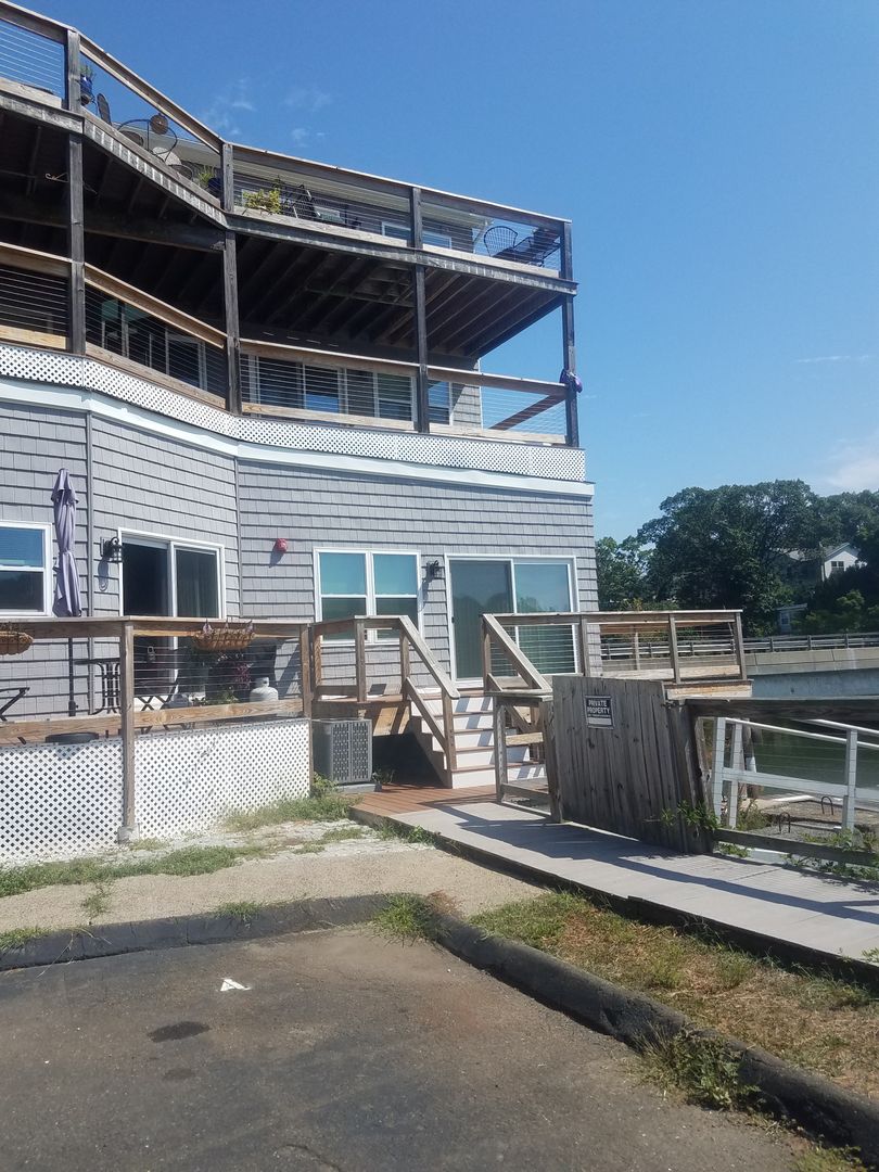 East Haven Apartment: 2 Short Beach Rd