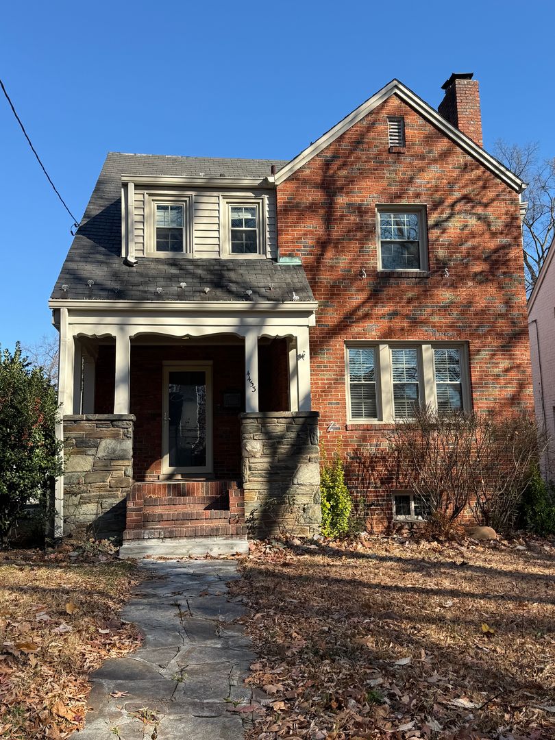 Washington House: 4433 South Dakota Ave NE