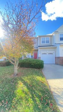 Large 4 bedroom 4 bathroom town home home in Emerson Community – photo 1