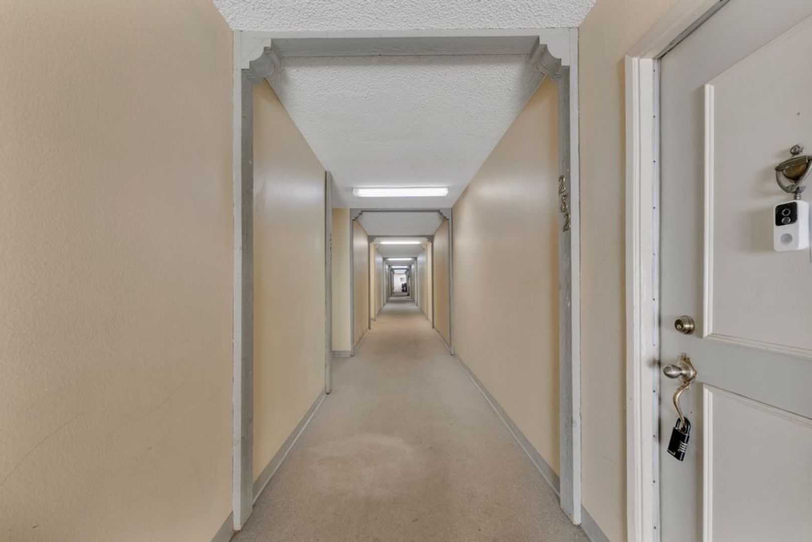 Valencia Apartment: 23515 Lyons Ave