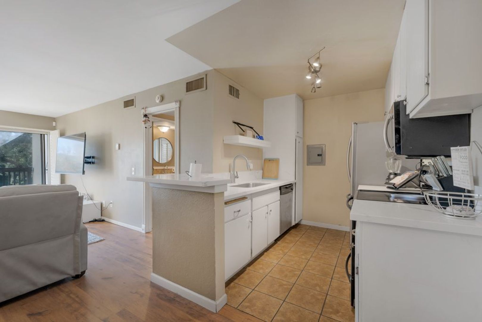 Valencia Apartment: 23515 Lyons Ave