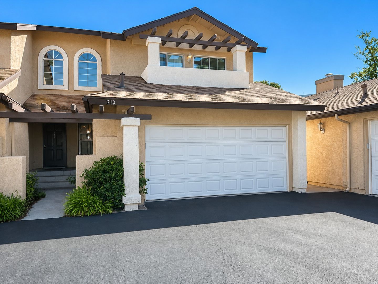 Santa Clarita Apartment: 22941 Banyan Pl.