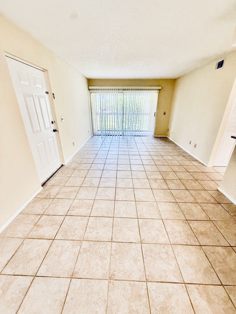915 Sonesta Avenue NE #203 4 of 8