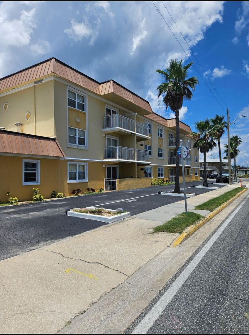 Daytona Beach Apartment: 1825 N Atlantic Ave