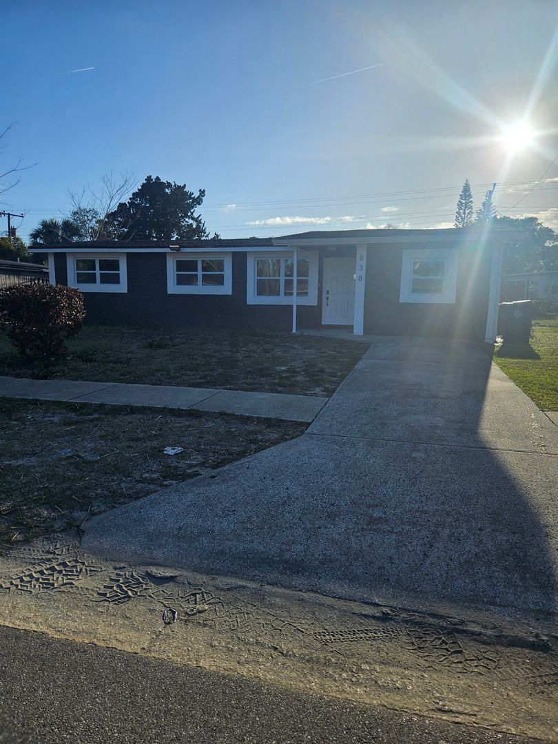 Daytona Beach House: 838 Lewis St