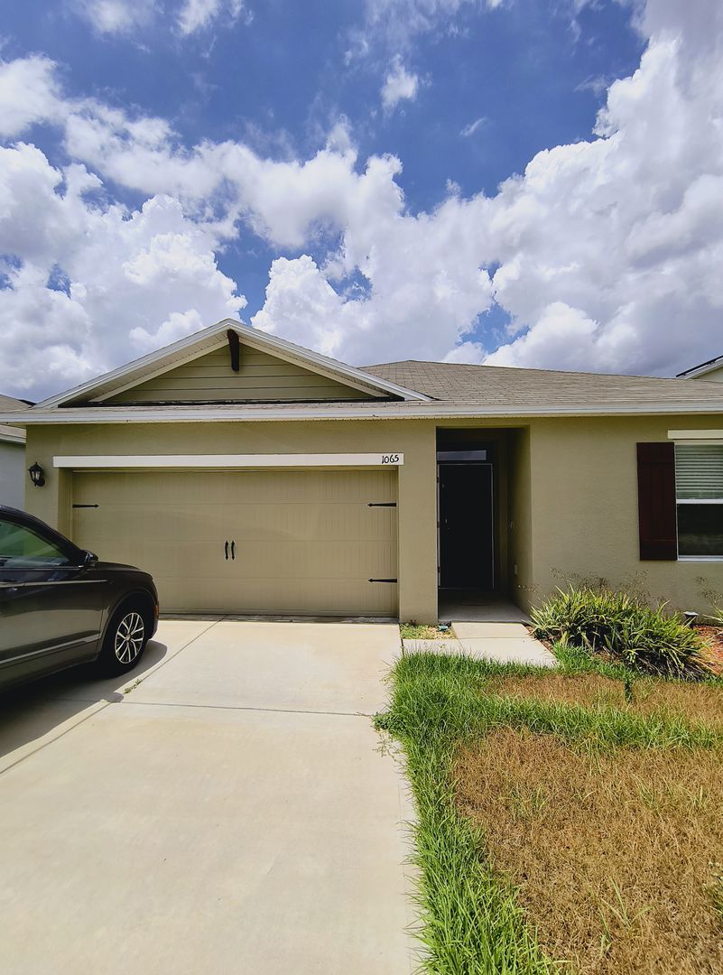 Winter Haven House: 1065 Cambridge Dr