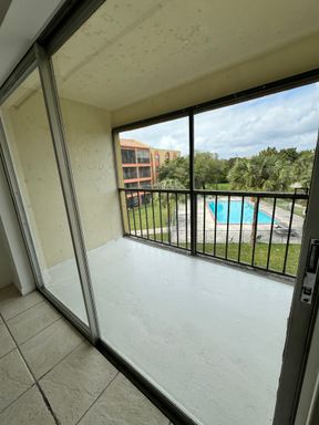 Lovely 1 Bedroom at Castillian Club Condo – photo 1