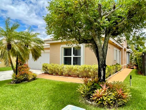 Bright 3 Bed 2 Bath Beauty at Park Square – photo 1