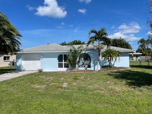Charming, Move-In Ready 2BR/2BA Single-Family Home with Huge Fenced Yard in Venice! – photo 1