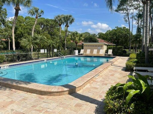 ***RENTED-NOT CURRENTLY AVAILABLE**Your new home awaits. 2 bedroom 2 bathroom unit, laundry, screened lanai. Downtown living and affordable! – photo 1