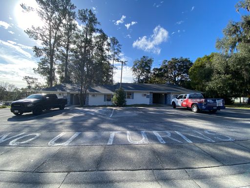 *** WILL NOT BE AVAILABLE FOR SHOW OR LEASE UNTIL MID OCTOBER *** Newly renovated large studio apartment in the heart of Belleview, FL – photo 1
