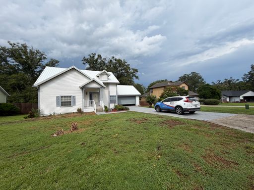 WOW, beautiful home with neighborhood pool! – photo 1