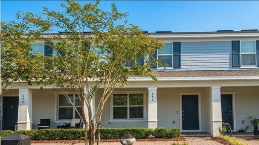 2 Bd/ 2.5 BA Townhome in the Desirable Rivington Community!