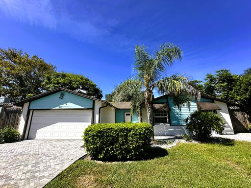 Charming 3 Bedroom, 2 Bathroom Home Located in Mayport! – photo 1