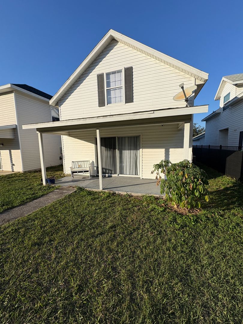 Groveland House: 1086 Park Central Cir