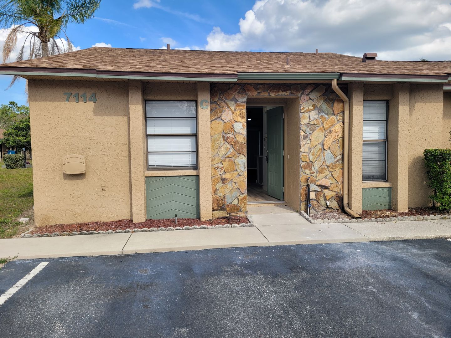 Spring Hill Townhome: 7114 barclay Ave